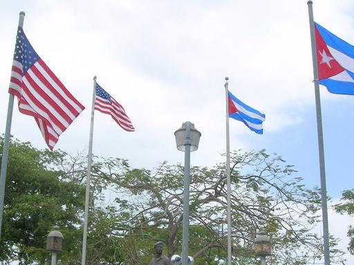 Über einem Gedenkplatz im kubanischen Viertel Miamis wehen die Flaggen der USA und Kubas.