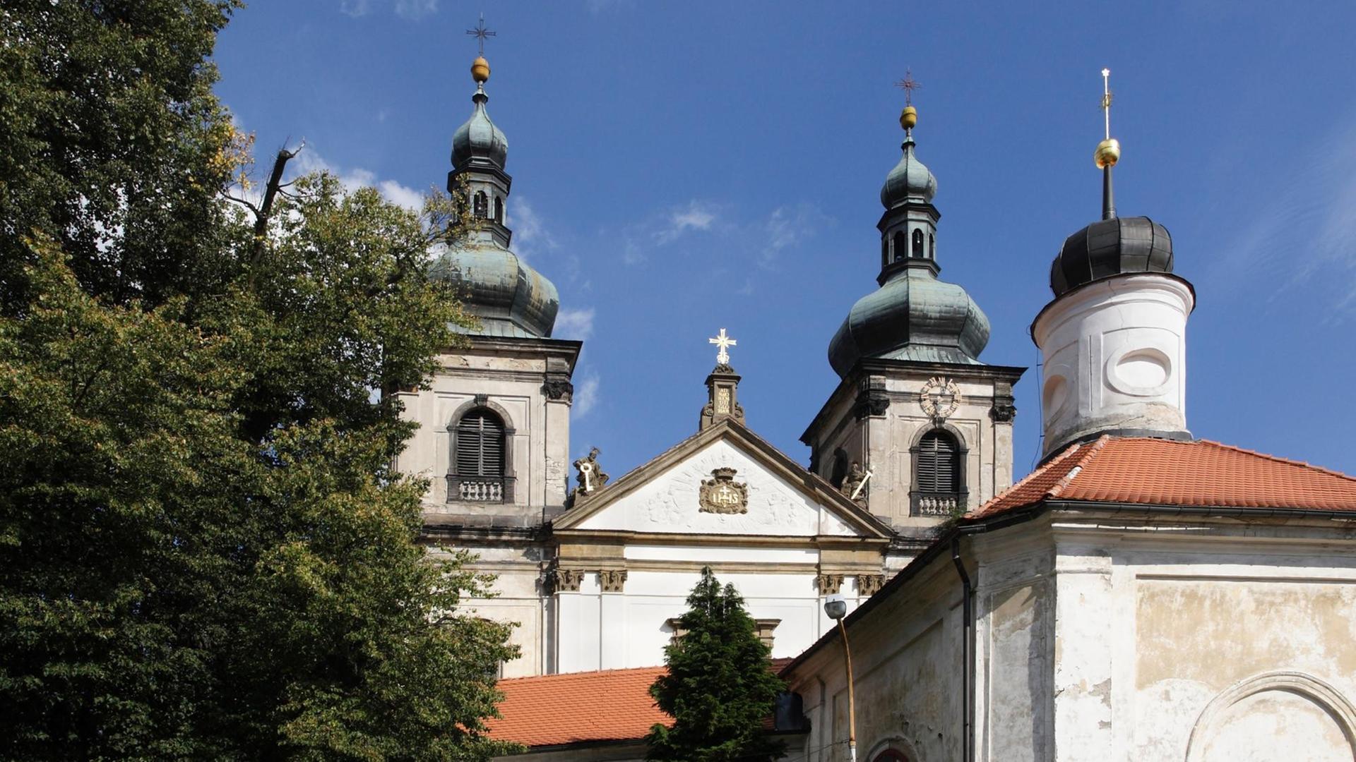 Die Wallfahrtsbasilika St. Maria von den sieben Schmerzen (Mater-Dolorosa-Kirche) in Krupka (Graupen) in Tschechien gehört zu den bedeutendsten Barock-Wallfahrtsorten Mitteleuropas. Die Wallfahrtsbasilika St. Maria von den sieben Schmerzen (Mater-Dolorosa-Kirche) in Krupka (Graupen) in Tschechien gehört zu den bedeutendsten Barock-Wallfahrtsorten Mitteleuropas.