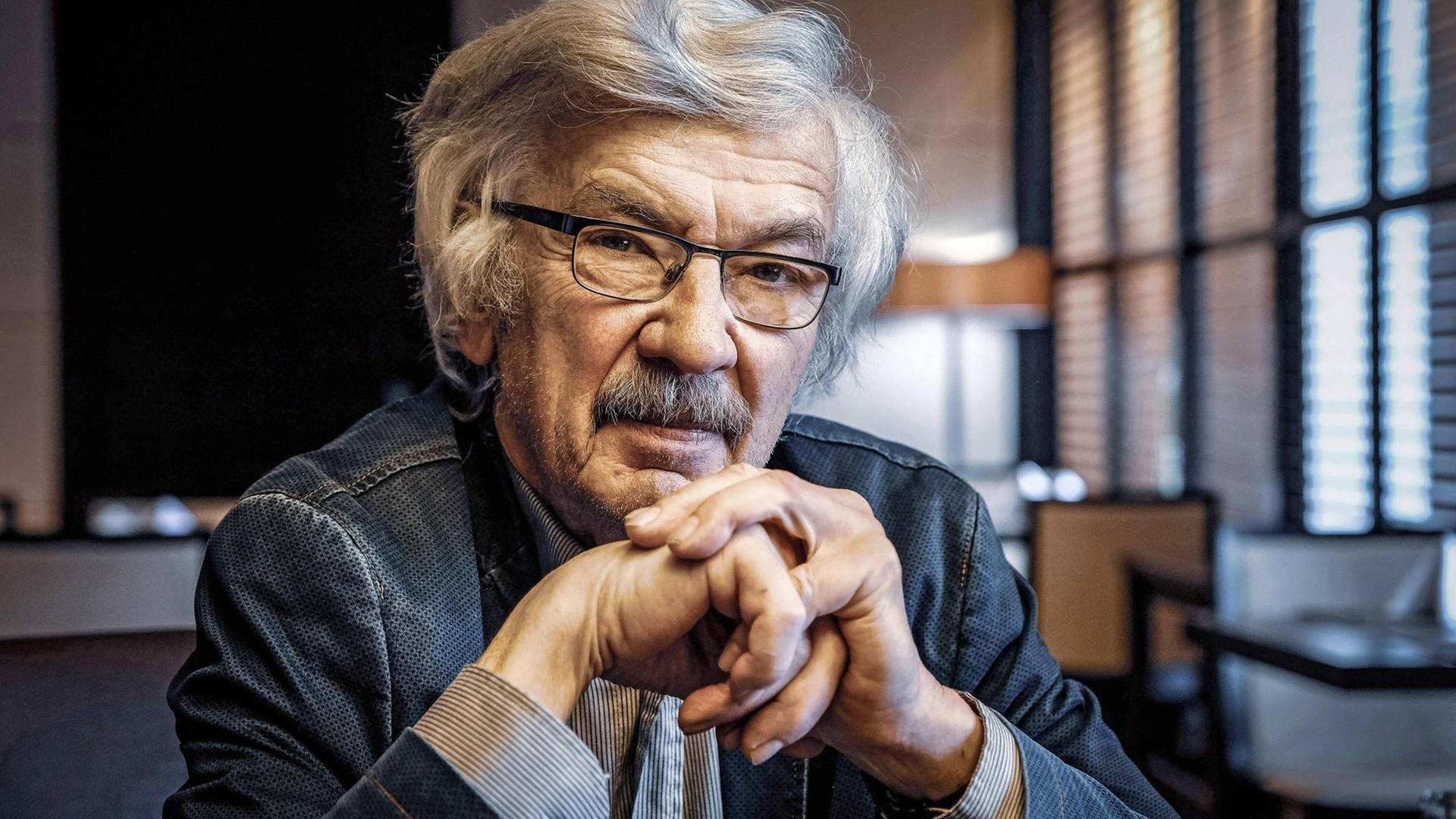 Der Schriftsteller Christoph Hein blickt am 23.03.2019 in Leipzig. Hein gehört zu den wichtigsten deutschsprachigen Schriftstellern der Gegenwart und gilt als Chronist der deutsch-deutschen Verhältnisse. Der Schriftsteller Christoph Hein blickt am 23.03.2019 in Leipzig. Hein gehört zu den wichtigsten deutschsprachigen Schriftstellern der Gegenwart und gilt als Chronist der deutsch-deutschen Verhältnisse.