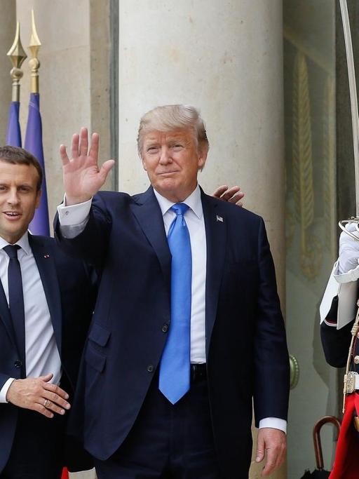 Der französische Präsident Emmanuel Macron (l) und sein US-amerikanischer Kollege Donald Trump posieren am 13.7.2017 vor dem Élysée-Palast in Paris für die Fotografen.