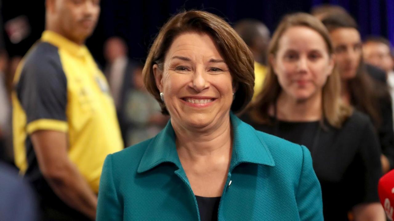 Die demokratische Präsidentschaftsbewerberin Amy Klobuchar verlässt lachend eine Veranstaltung in Texas Die demokratische Präsidentschaftsbewerberin Amy Klobuchar verlässt lachend eine Veranstaltung in Texas