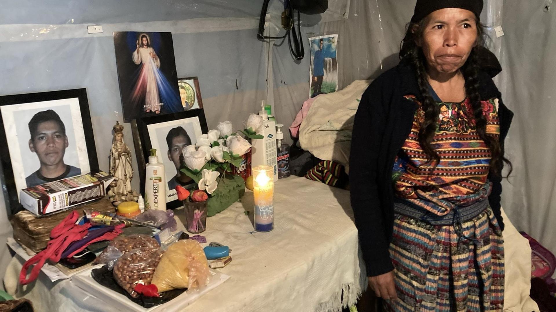 Die Mutter vor dem Altar ihres Sohnes. Die Mutter vor dem Altar ihres Sohnes.