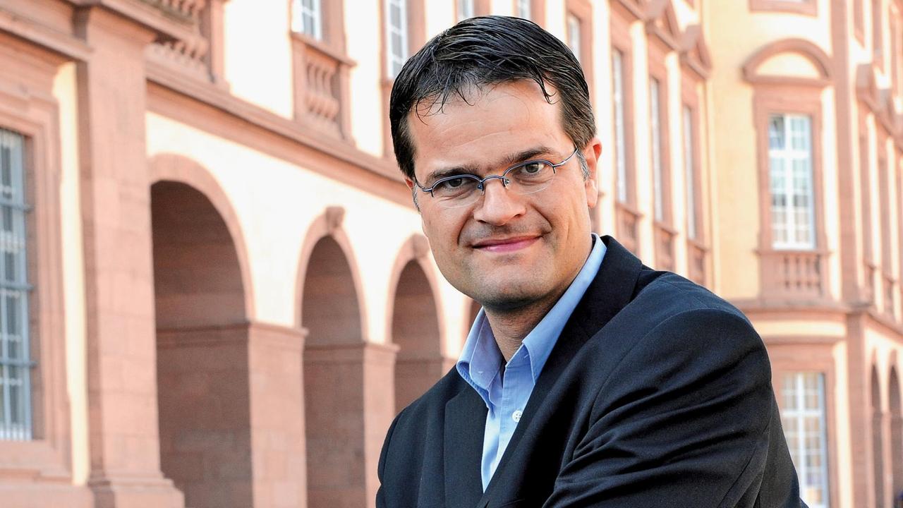 Porträt des Wirtschaftswisenschaftlers und Philosophen Prof. Dr. Bernward Gesang. Porträt des Wirtschaftswisenschaftlers und Philosophen Prof. Dr. Bernward Gesang.