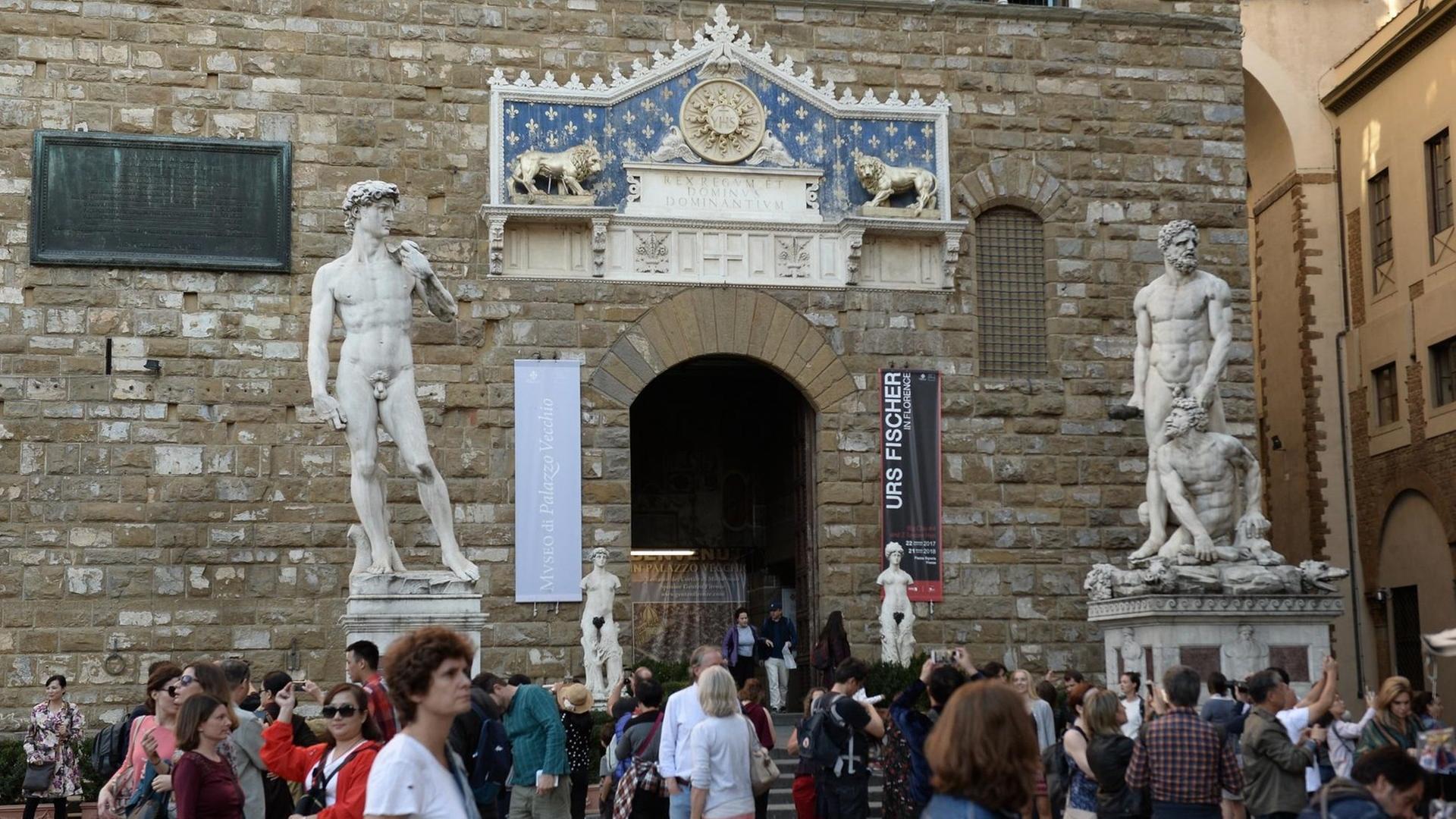 Der Eingang des Palazzo Vecchio in Florenz Der Eingang des Palazzo Vecchio in Florenz