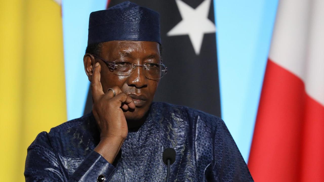 Der Präsident des Tschad, Idriss Deby, nimmt an einem EU-Afrika-Treffens im Elysee Palast in Paris teil. Der Präsident des Tschad, Idriss Deby, nimmt an einem EU-Afrika-Treffens im Elysee Palast in Paris teil.