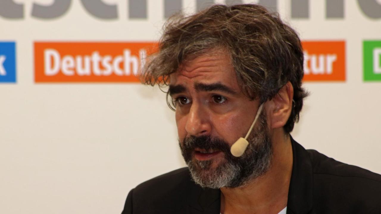Deniz Yücel, Türkei-Korrespondent der WeltN24-Gruppe, in einer Gesprächsrunde auf der Frankfurter Buchmesse Deniz Yücel, Türkei-Korrespondent der WeltN24-Gruppe, in einer Gesprächsrunde auf der Frankfurter Buchmesse
