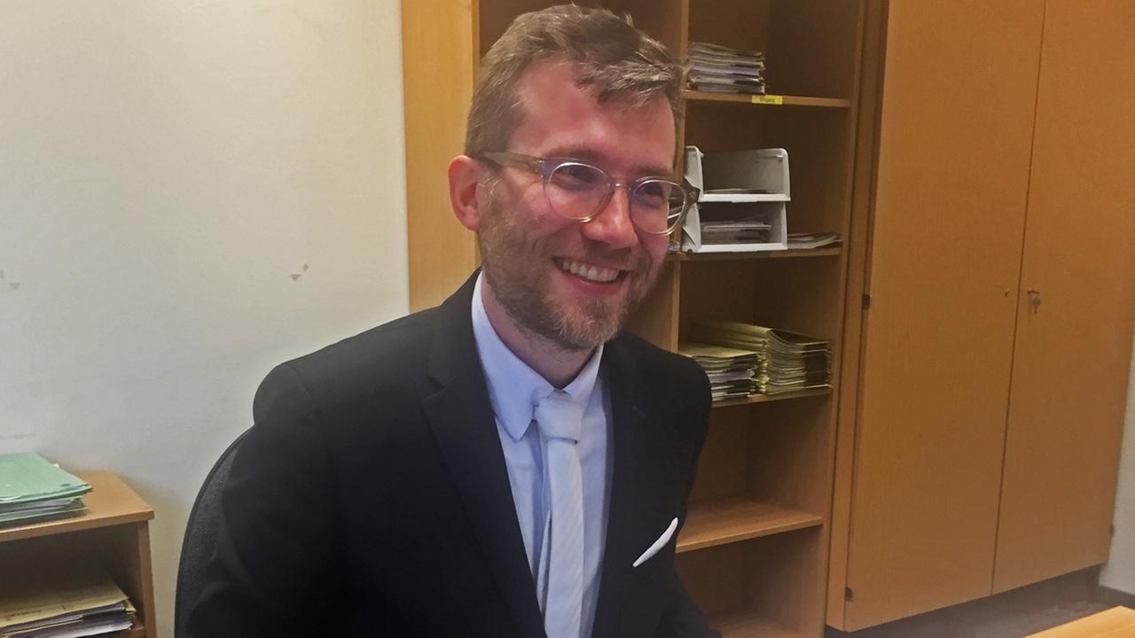 Richter Frederic Kahrl an seinem Schreibtisch im Verwaltungsgericht Berlin Richter Frederic Kahrl an seinem Schreibtisch im Verwaltungsgericht Berlin