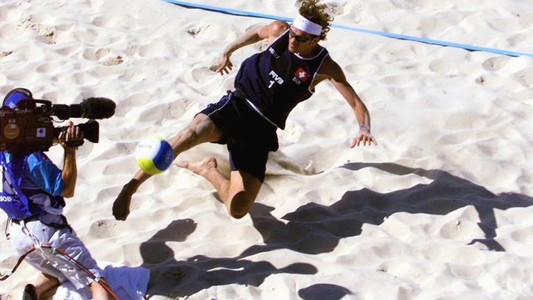 Der Beachvolleyball-Spieler Paul Laciga kollidiert mit einem Kameramann Der Beachvolleyball-Spieler Paul Laciga kollidiert mit einem Kameramann