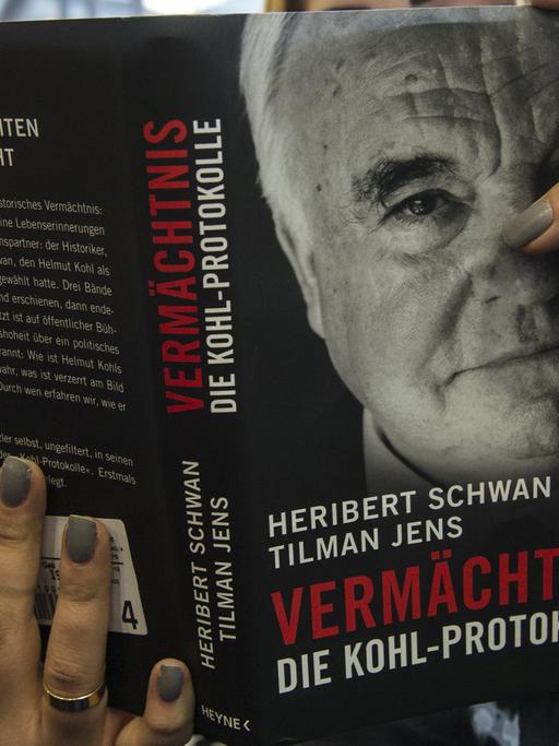 Eine Frau hält in einer Buchhandlung in Berlin ein Buch "Vermächtnis. Die Kohl-Protokolle" mit den Aufzeichnungen von Gesprächen mit Altkanzler Kohl.