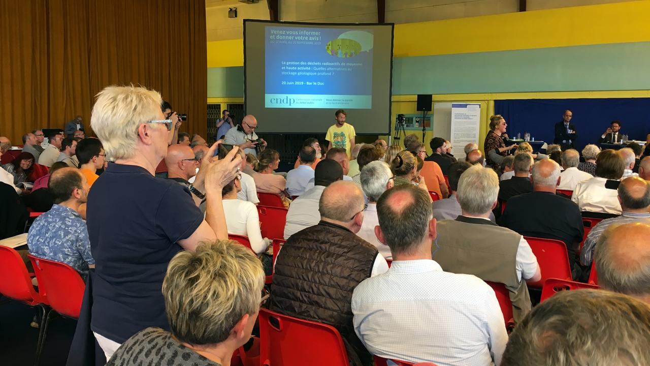 Bürgerversammlung zum Umgang mit radioaktiven Abfällen in einer Turnhalle von Bar-le-Duc Bürgerversammlung zum Umgang mit radioaktiven Abfällen in einer Turnhalle von Bar-le-Duc