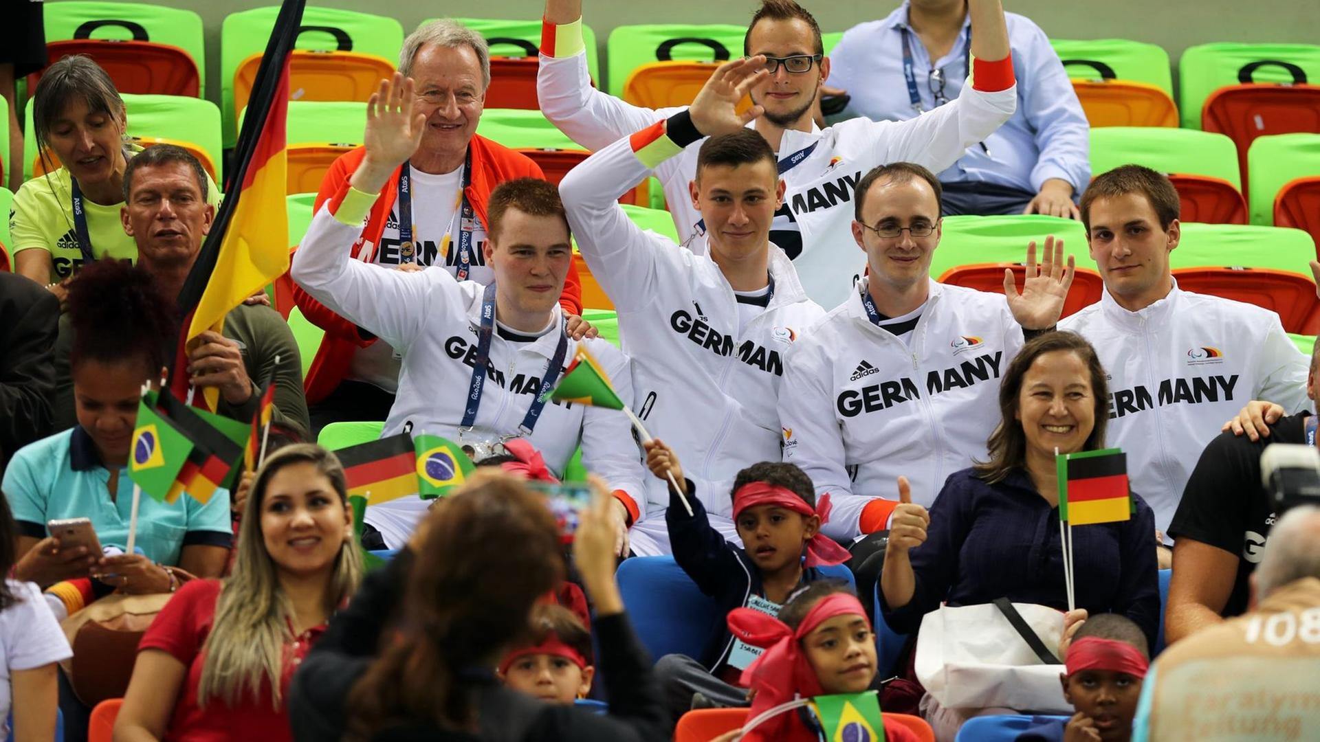 Jungen und Mädchen aus der Kindertagesstätte Santa Clara im Favela Vidigal sitzen am 08.09.2016 mit den Spieler des deutschen Goalball-Teams im Olympischen Park in Rio de Janeiro (Brasilien) auf einer Zuschauertribüne. Jungen und Mädchen aus der Kindertagesstätte Santa Clara im Favela Vidigal sitzen am 08.09.2016 mit den Spieler des deutschen Goalball-Teams im Olympischen Park in Rio de Janeiro (Brasilien) auf einer Zuschauertribüne.