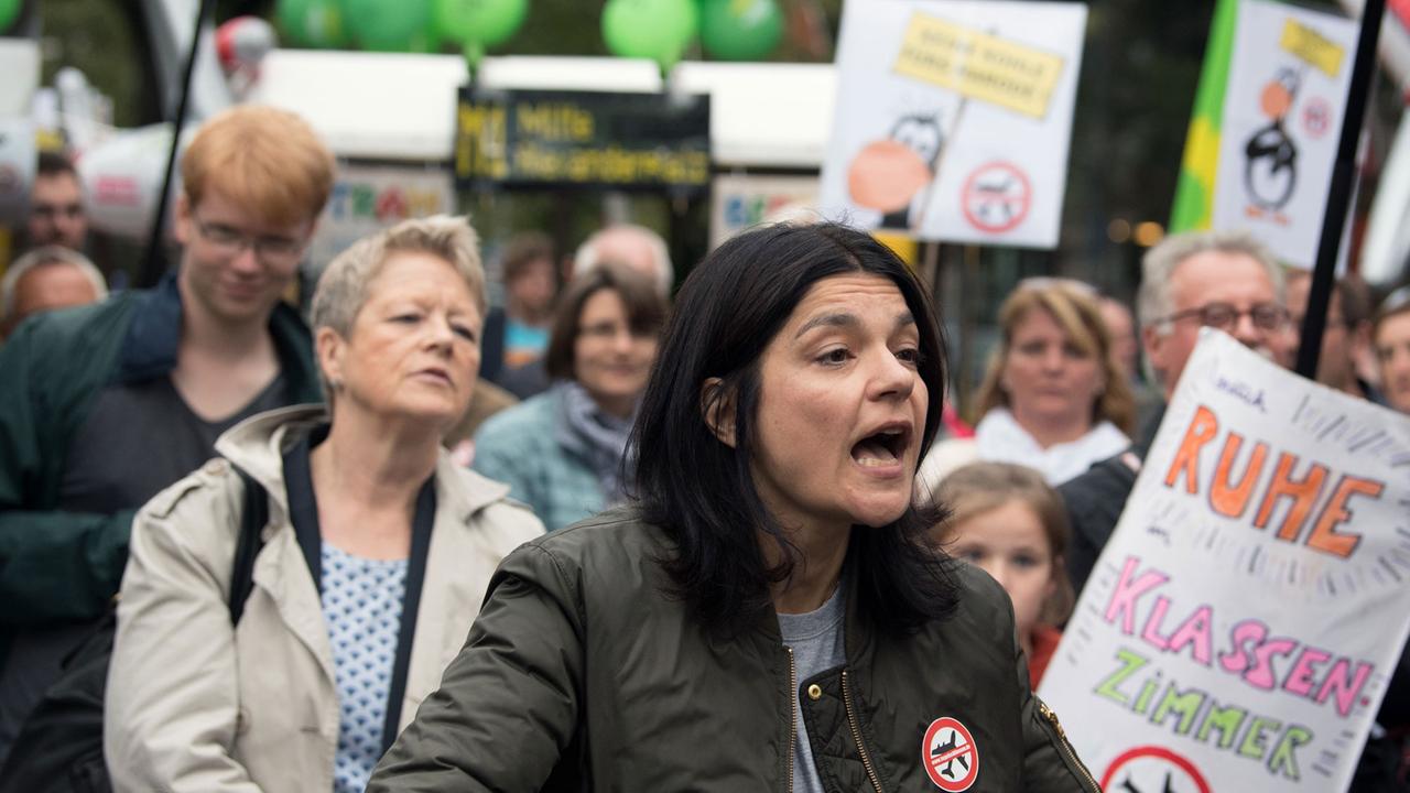 Die Schauspielerin Jasmin Tabatabai spricht am 19.09.2017 in Berlin während einer Demonstration von verschiedenen Bürgerinitiativen gegen den Weiterbetrieb des Flughafens Tegel.
Die Schauspielerin Jasmin Tabatabai spricht am 19.09.2017 in Berlin während einer Demonstration von verschiedenen Bürgerinitiativen gegen den Weiterbetrieb des Flughafens Tegel.