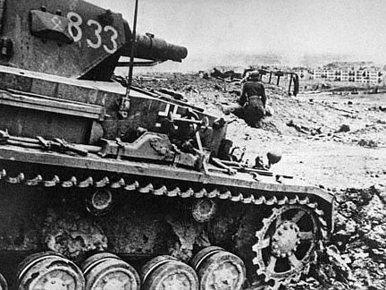 Ein deutscher Panzer 1942 vor Stalingrad. Ein deutscher Panzer 1942 vor Stalingrad.
