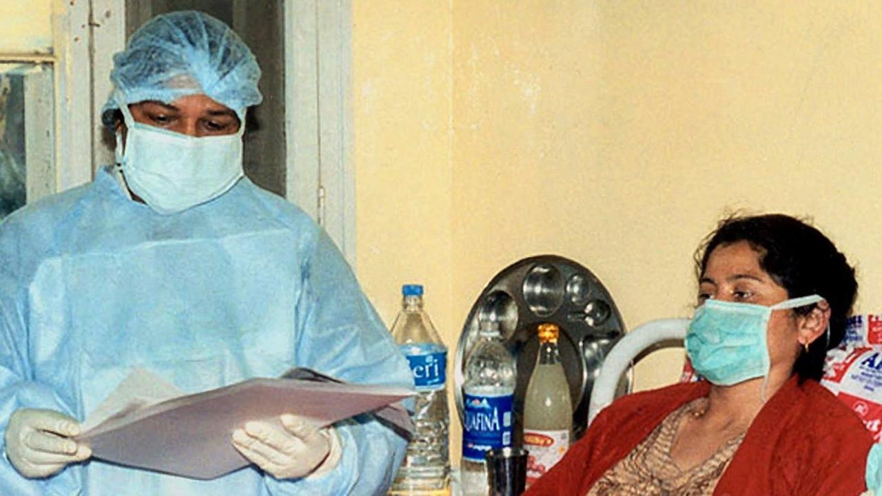 Eine Frau wird 2002 in Indien auf der Quarantänestation von Ärzten untersucht, nachdem sie mit Symptomen der Lungenpest eingeliefert worden war. Eine Frau wird 2002 in Indien auf der Quarantänestation von Ärzten untersucht, nachdem sie mit Symptomen der Lungenpest eingeliefert worden war.