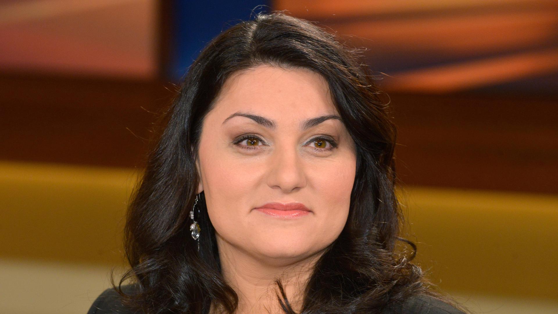 Porträt von Lamya Kaddor im Studio der ARD-Sendung "Anne Will" Porträt von Lamya Kaddor im Studio der ARD-Sendung "Anne Will"