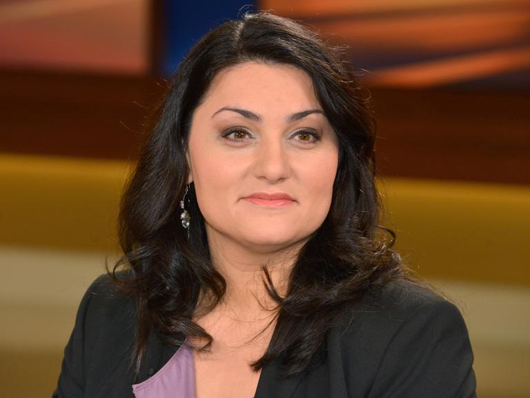 Porträt von Lamya Kaddor im Studio der ARD-Sendung "Anne Will"