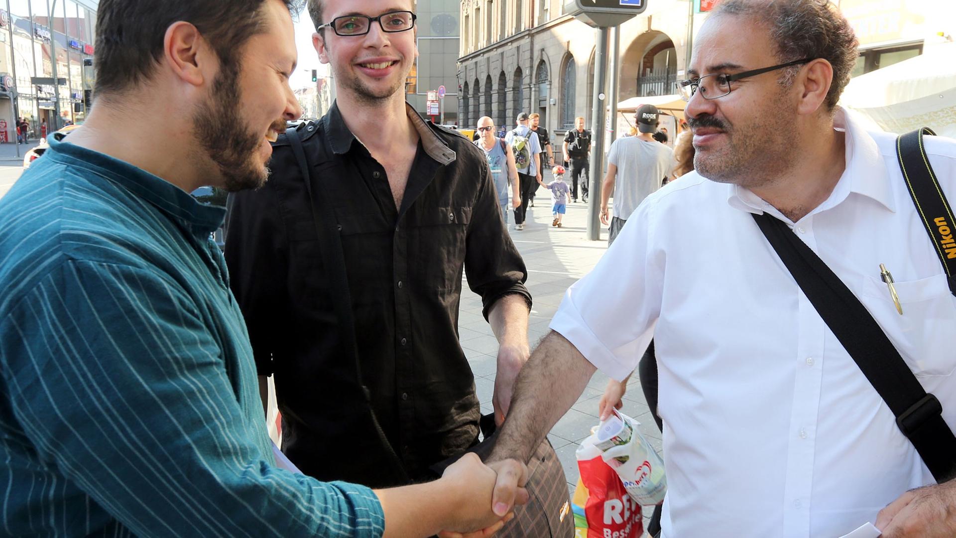 Der Muslim Ender Cetin (l-r), der Jude Armin Langer und der Muslim Thaer El Jomaa Der Muslim Ender Cetin (l-r), der Jude Armin Langer und der Muslim Thaer El Jomaa