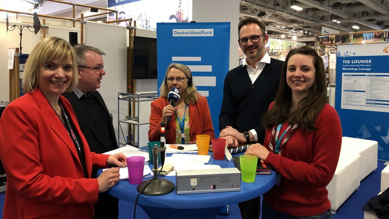 Kristina Oehler, Hans-Dieter Heine, Moderatorin Jule Reimer, Tobias Oehlen, Stefanie Rautenberg (von links nach rechts) Kristina Oehler, Hans-Dieter Heine, Moderatorin Jule Reimer, Tobias Oehlen, Stefanie Rautenberg (von links nach rechts)