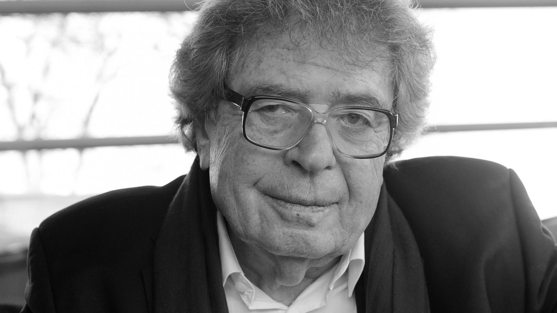 Ein Schwarzweiß-Foto des ungarischen Schriftstellers György Konrád. Er blickt in die Kamera. Ein Schwarzweiß-Foto des ungarischen Schriftstellers György Konrád. Er blickt in die Kamera.