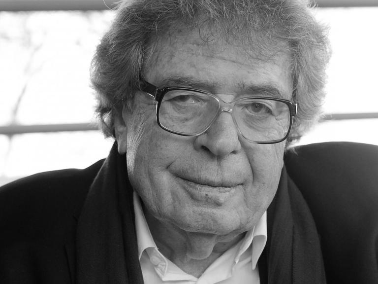 Ein Schwarzweiß-Foto des ungarischen Schriftstellers György Konrád. Er blickt in die Kamera.