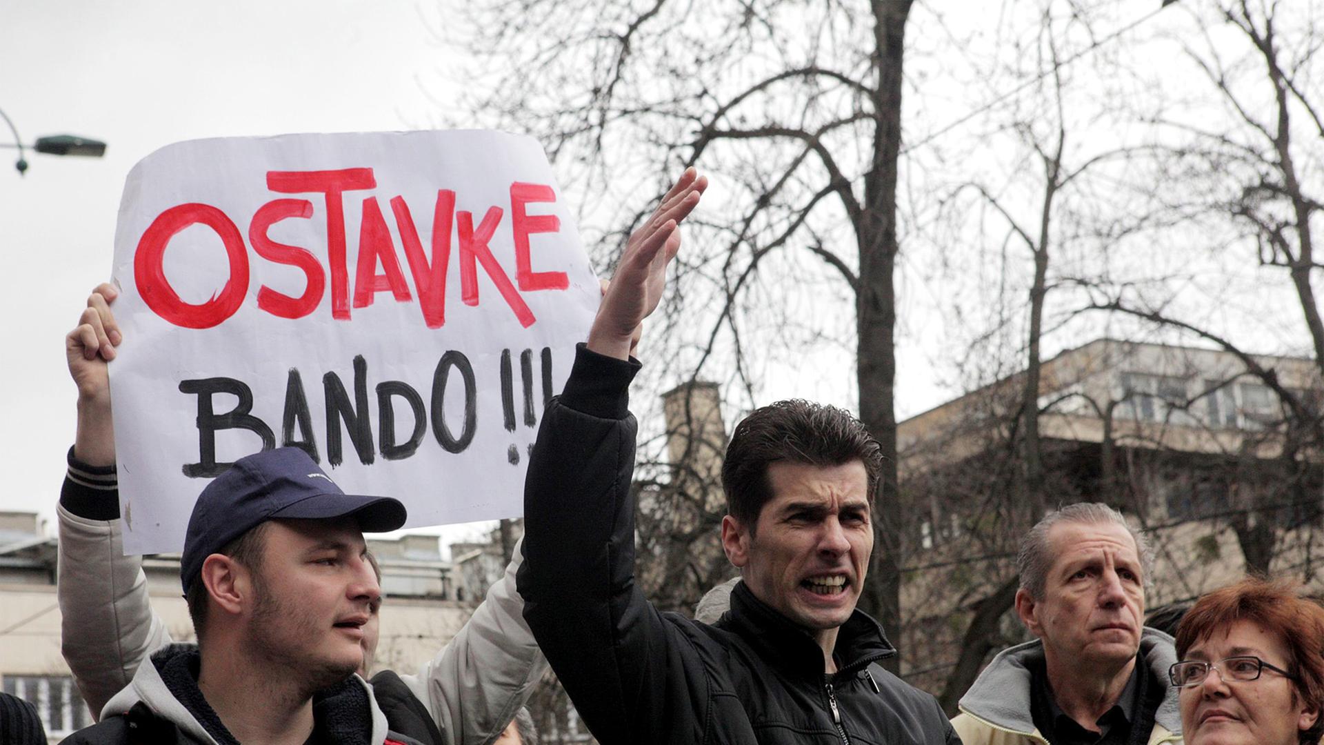 Demonstranten marschieren durch Sarajevo, mit einem Plakat fordern sie die Regierung zum Rücktritt auf. Demonstranten marschieren durch Sarajevo, mit einem Plakat fordern sie die Regierung zum Rücktritt auf.