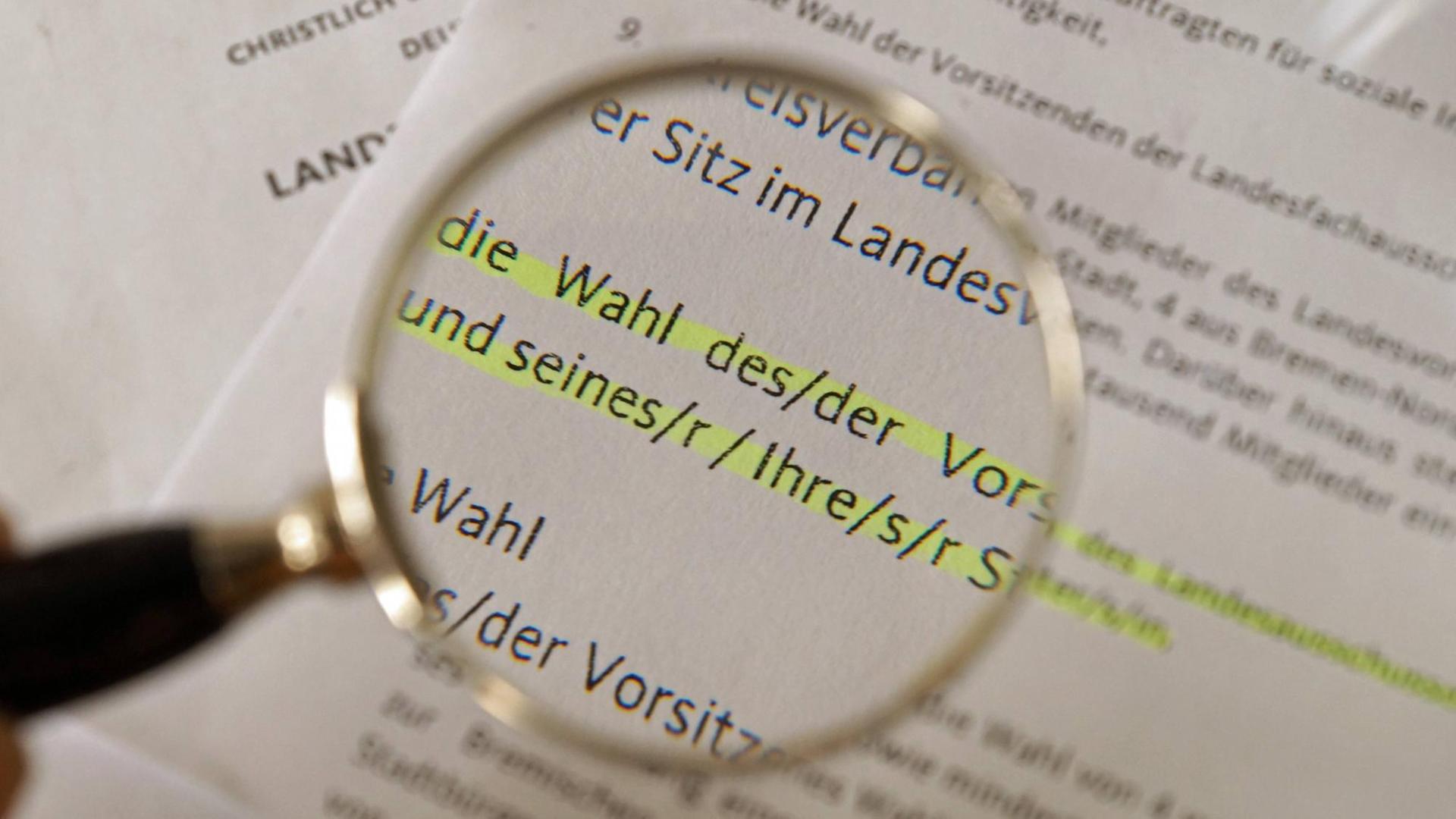 Geschlechtergerechte Sprache in einem Dokument: Auszug aus der Satzung des CDU-Landesverbands Bremen mit geschlechtergerechten Formulierungen, unter anderem: die Wahl des/der Vorsitzenden des Landesausschusses und seines/r / Ihre/s/r Stellvertreter/s/in Geschlechtergerechte Sprache in einem Dokument: Auszug aus der Satzung des CDU-Landesverbands Bremen mit geschlechtergerechten Formulierungen, unter anderem: die Wahl des/der Vorsitzenden des Landesausschusses und seines/r / Ihre/s/r Stellvertreter/s/in