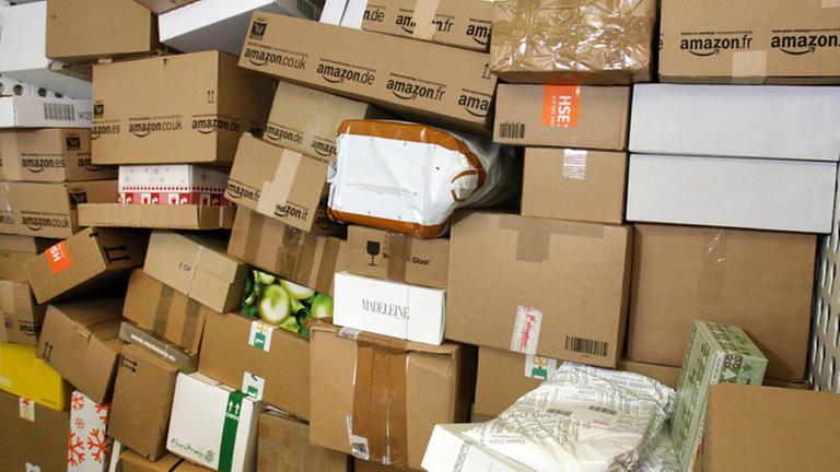 Im Paketzentrum Rostock in Groß Schwaß (Mecklenburg-Vorpommern) steht am 18.12.2013 ein LKW voller Pakete zur Entladung bereit. In diesen Tagen ist Akkordarbeit angesagt: 12.000 Pakete, das doppelte der sonst üblichen Menge, werden in Groß Schwaß täglich umgeschlagen. Foto: Bernd Wüstneck/ZB Im Paketzentrum Rostock in Groß Schwaß (Mecklenburg-Vorpommern) steht am 18.12.2013 ein LKW voller Pakete zur Entladung bereit. In diesen Tagen ist Akkordarbeit angesagt: 12.000 Pakete, das doppelte der sonst üblichen Menge, werden in Groß Schwaß täglich umgeschlagen. Foto: Bernd Wüstneck/ZB