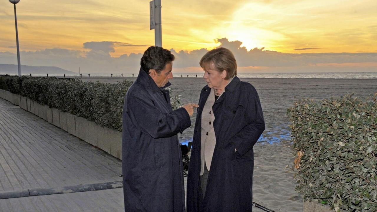 Der französische Präsident Nicolas Sarkozy und Bundeskanzlerin Angela Merkel gehen am 18.10.2010 an der Strandpromenade von Deauville spazieren. Der französische Präsident Nicolas Sarkozy und Bundeskanzlerin Angela Merkel gehen am 18.10.2010 an der Strandpromenade von Deauville spazieren.