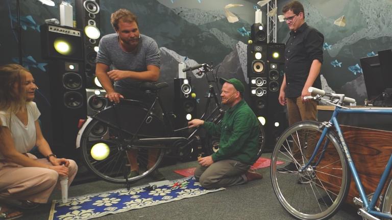 Die Radfunker beim Basteln in der Studio-Werkstatt. Die Radfunker beim Basteln in der Studio-Werkstatt.