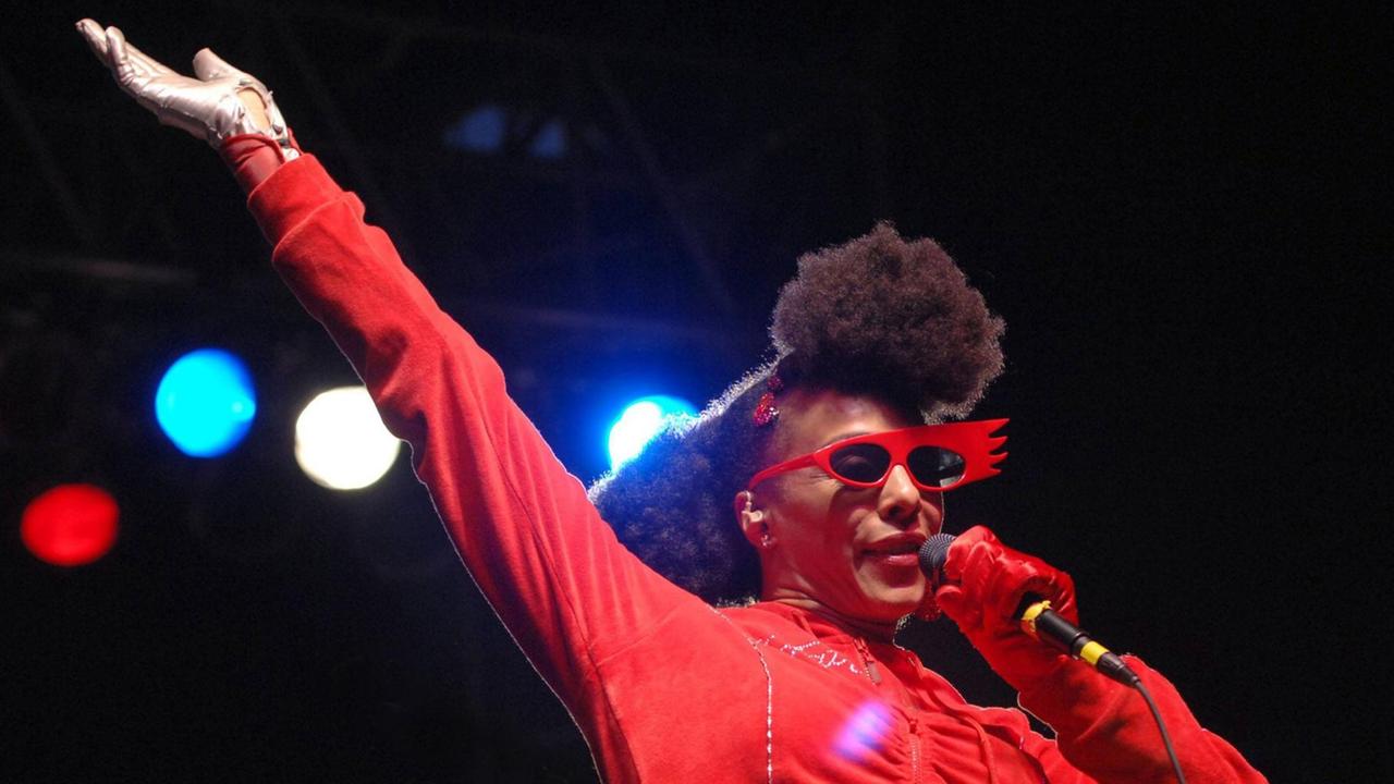 Die Sängerin der Band "ZAP MAMA", Marie Daulne. Sie trägt eine expressive rote Brille. Die Sängerin der Band "ZAP MAMA", Marie Daulne. Sie trägt eine expressive rote Brille.