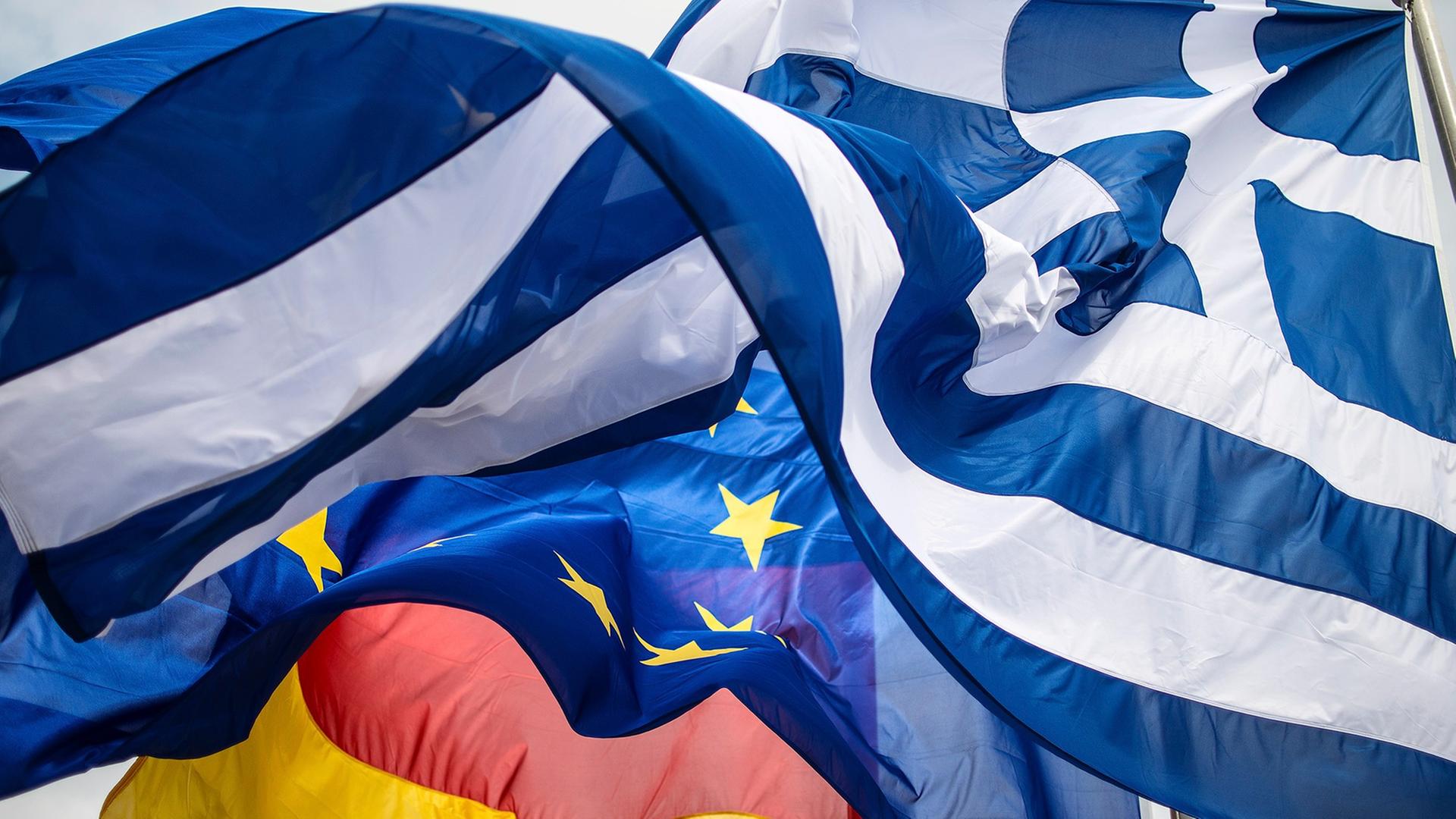 Flaggen von Griechenland, Deutschland und der EU wehen im Wind Flaggen von Griechenland, Deutschland und der EU wehen im Wind