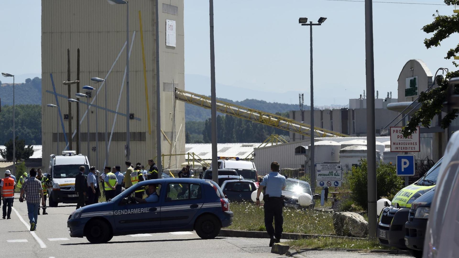 Polizisten sperren die Zufahrt zu der Gasfabrik ab. Polizisten sperren die Zufahrt zu der Gasfabrik ab.