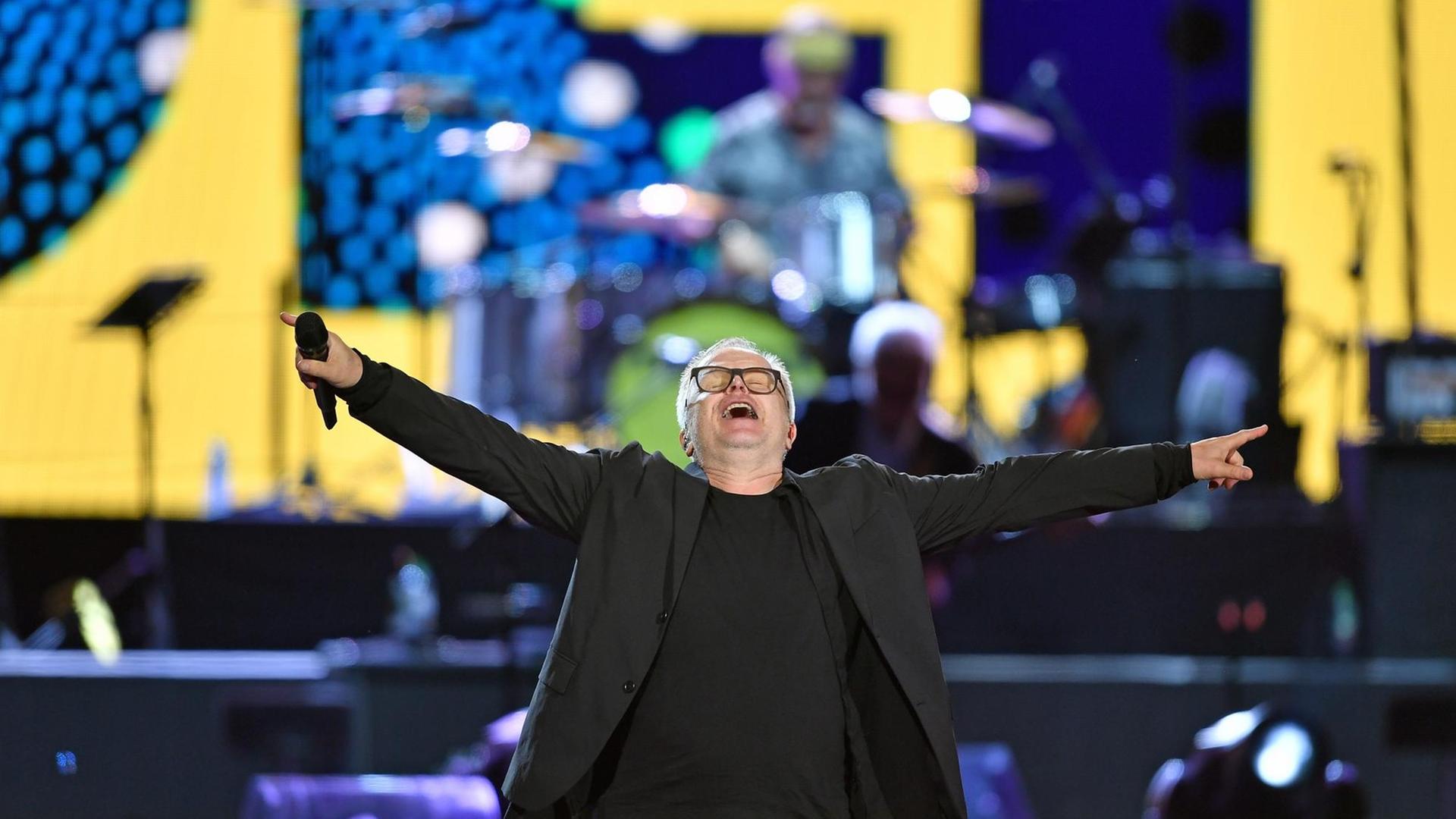 Das Foto zeigt Herbert Grönemeyer Ende August 2019 bei einem Konzert in Erfurt. Das Foto zeigt Herbert Grönemeyer Ende August 2019 bei einem Konzert in Erfurt.