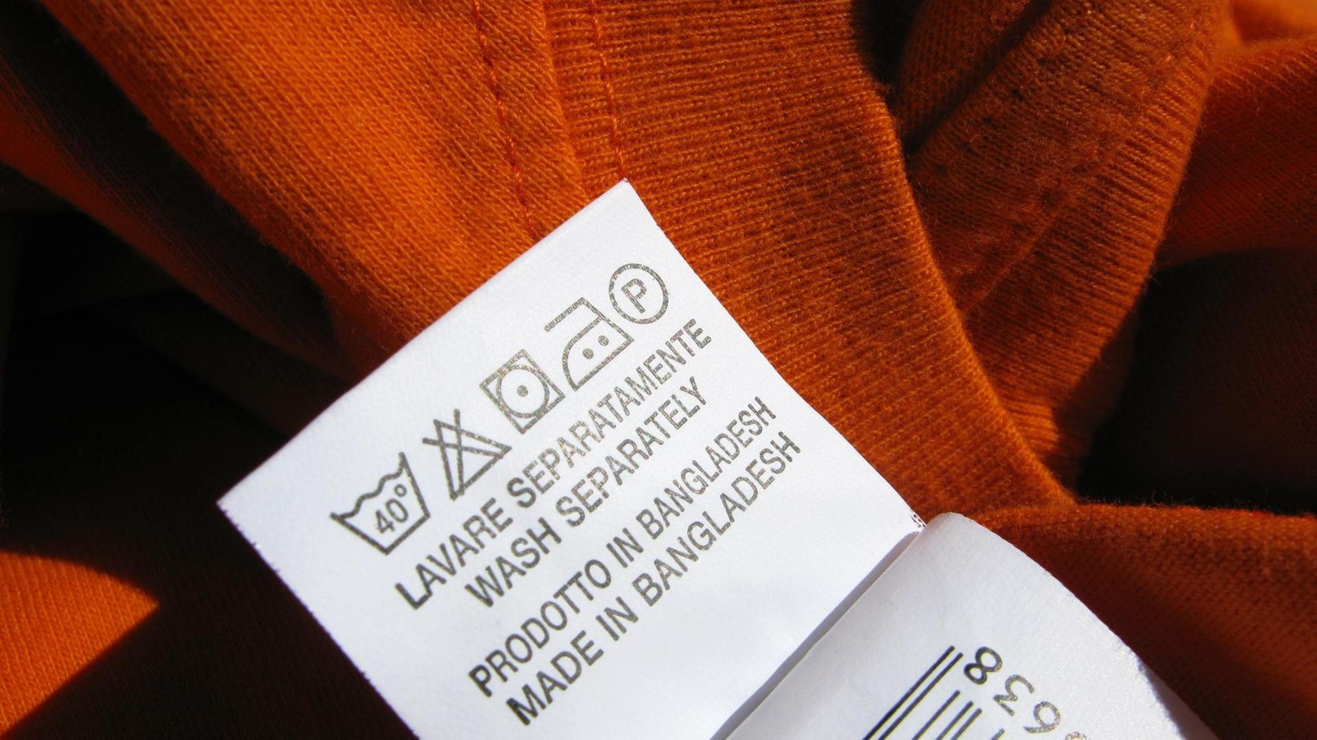 Etikett mit Waschanleitung in einem in Bangladesch produzierten T-Shirt.