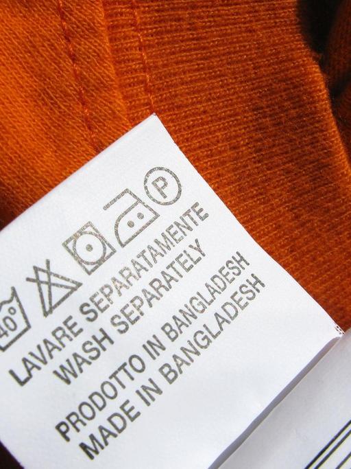 Etikett mit Waschanleitung in einem in Bangladesch produzierten T-Shirt.