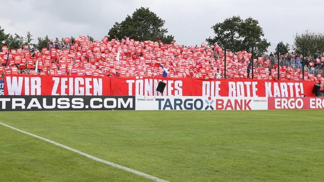 Rote Karte gegen Rassismus: Schalke-Fans reagieren beim DFB-Pokalspiel gegen den SV Drochtersen Assel auf Äußerungen ihres Aufsichtsratschefs Clemens Tönnies.