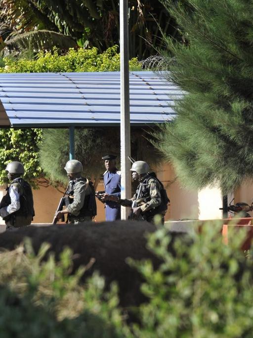 Bewaffnete Soldaten gehen rund um das Hotel in Bamako in Stellung.