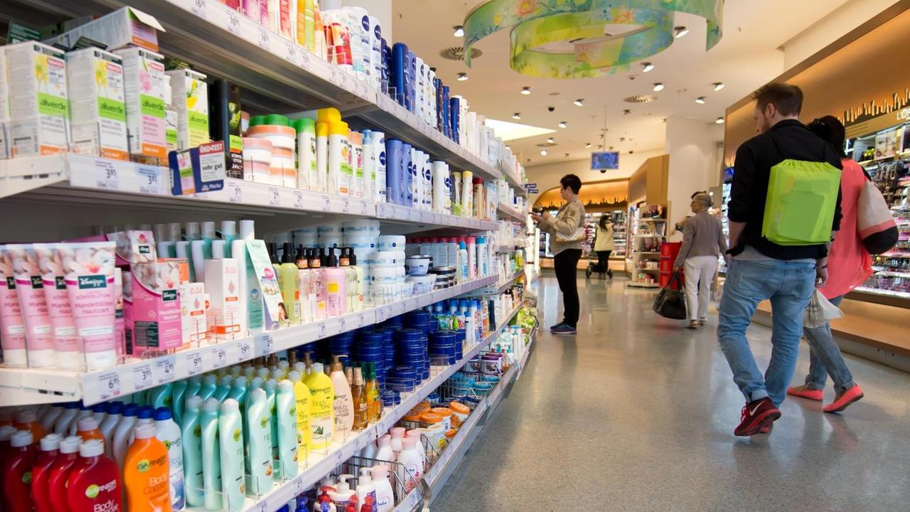 Kunden gehen am 15.04.2015 durch einen Drogeriemarkt dm in Stuttgart. Kunden gehen am 15.04.2015 durch einen Drogeriemarkt dm in Stuttgart.