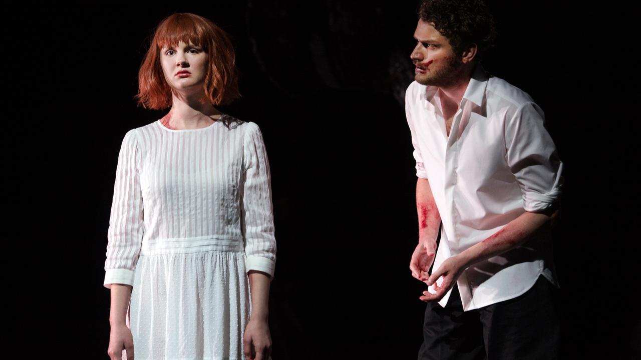 Die beiden Schauspieler Alina Stiegler, als Thekla, und Laurenz Laufenberg, als Max Piccolomini, stehen am 03.05.2016 in Berlin während der Fotoprobe an der Schaubühne für "Wallenstein" auf der Bühne. Premiere des Stücks unter der Regie von Michael Thalheimer ist am 05.05.2016. Die beiden Schauspieler Alina Stiegler, als Thekla, und Laurenz Laufenberg, als Max Piccolomini, stehen am 03.05.2016 in Berlin während der Fotoprobe an der Schaubühne für "Wallenstein" auf der Bühne. Premiere des Stücks unter der Regie von Michael Thalheimer ist am 05.05.2016.
