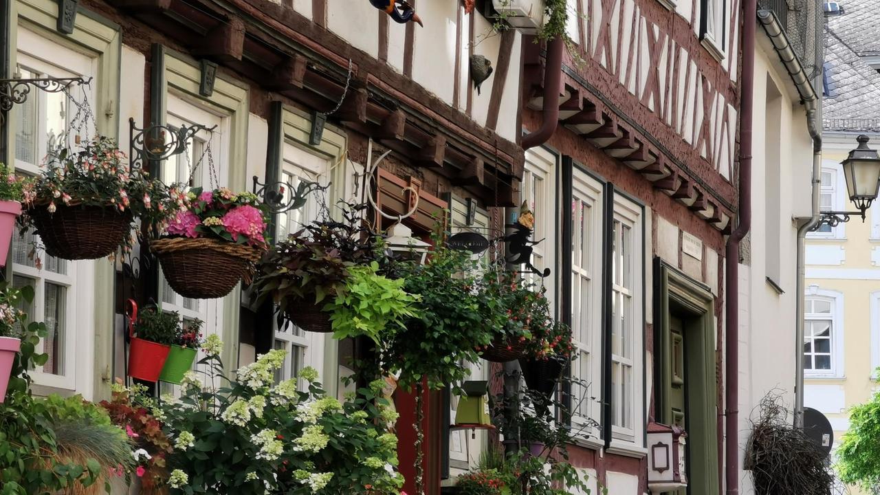 Ein Fachwerkhaus mit Blumen an der Fassade in der Altstadt von Wetzlar.