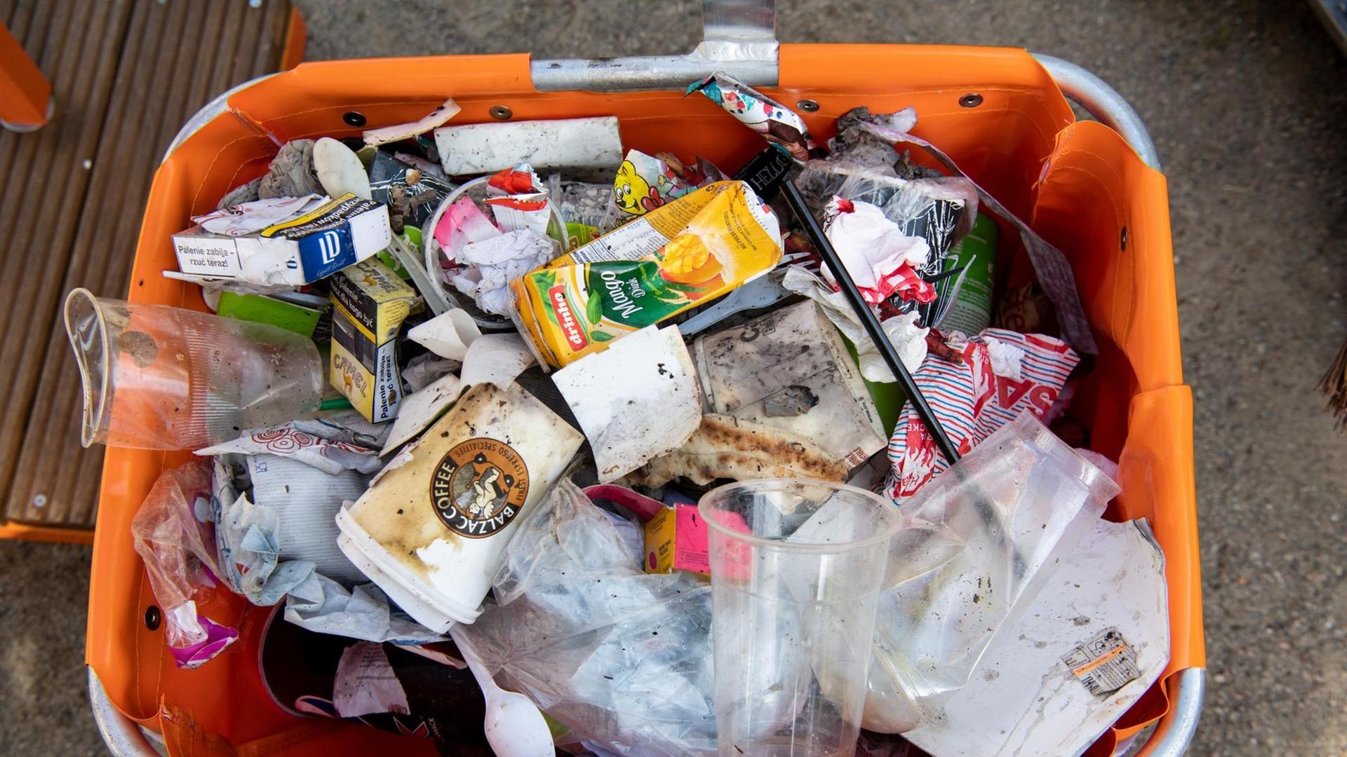 Der Inhalt einer typischen Straßenmülltonne in Berlin mit zahlreichen Verpackungen, Einwegbechern und Restmüll. Der Inhalt einer typischen Straßenmülltonne in Berlin mit zahlreichen Verpackungen, Einwegbechern und Restmüll.
