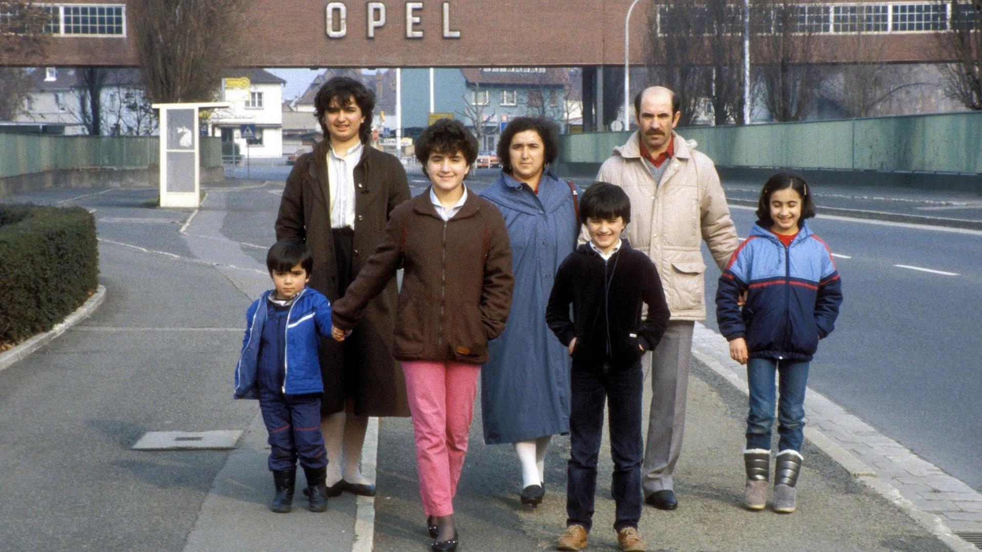 Eine türkische Gastarbeiterfamilie steht vor dem Tor der Opel-Werke in Rüsselsheim im Jahr 1984. Eine türkische Gastarbeiterfamilie steht vor dem Tor der Opel-Werke in Rüsselsheim im Jahr 1984.