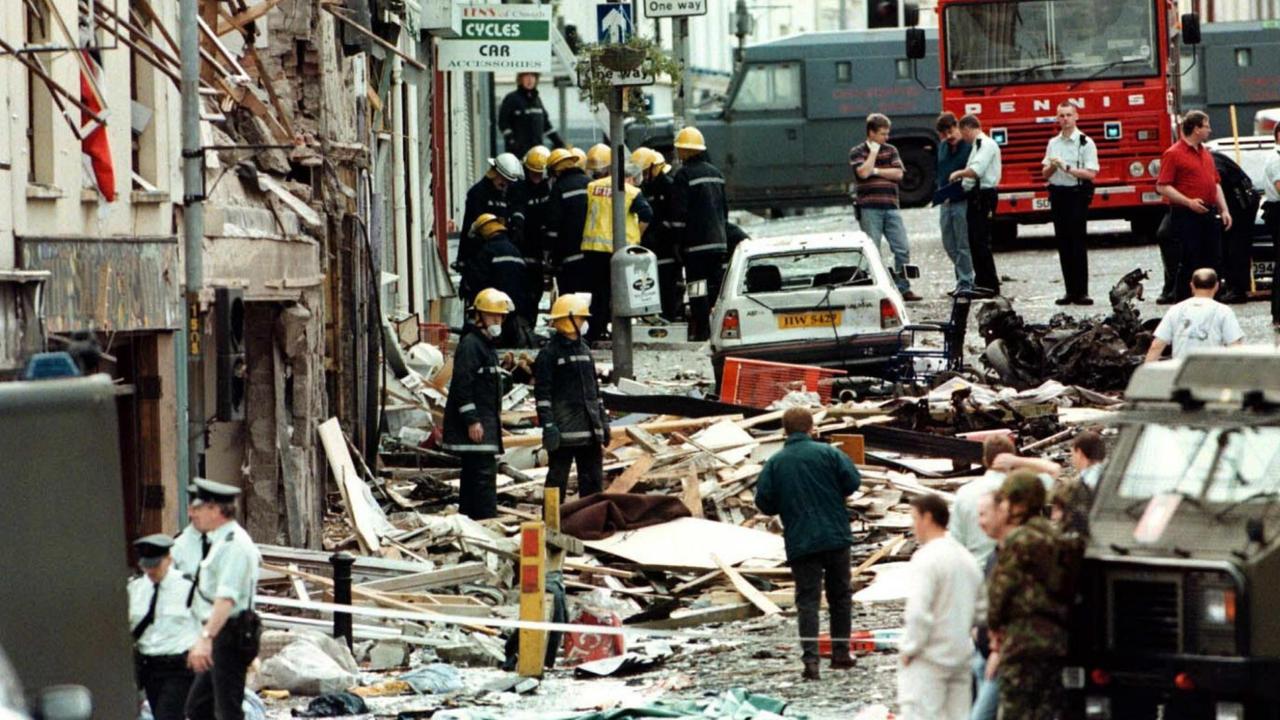 Hilfsmannschaften und Polizei suchen nach dem Bombenanschlag am 15. August 1998 in der nordirischen Stadt Omagh nach Überlebenden. Die Explosion tötete 29 Menschen und verletzte mehr als 220.