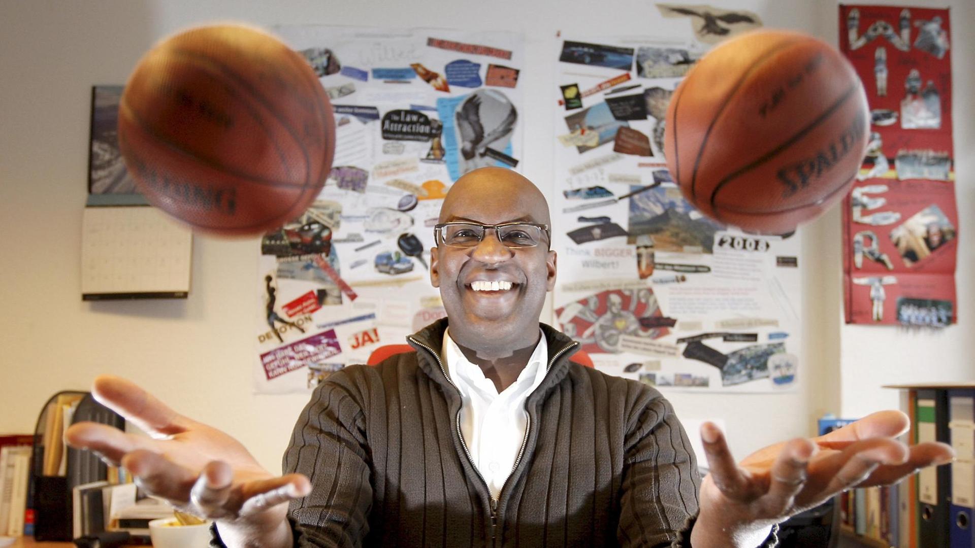 Der ehemalige Basketball-Bundesligaspieler und jetzige "Inspiration Coach" Wilbert Olinde in seinem Büro in Hamburg Der ehemalige Basketball-Bundesligaspieler und jetzige "Inspiration Coach" Wilbert Olinde in seinem Büro in Hamburg