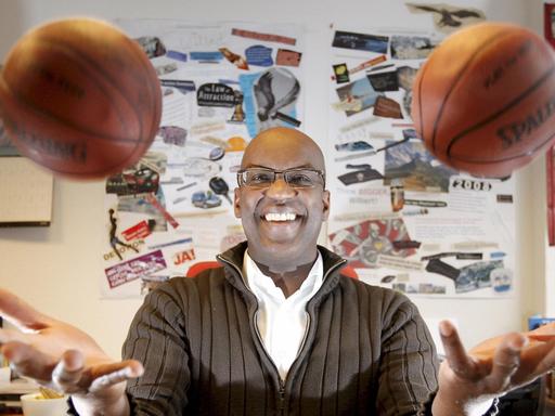 Der ehemalige Basketball-Bundesligaspieler und jetzige "Inspiration Coach" Wilbert Olinde in seinem Büro in Hamburg