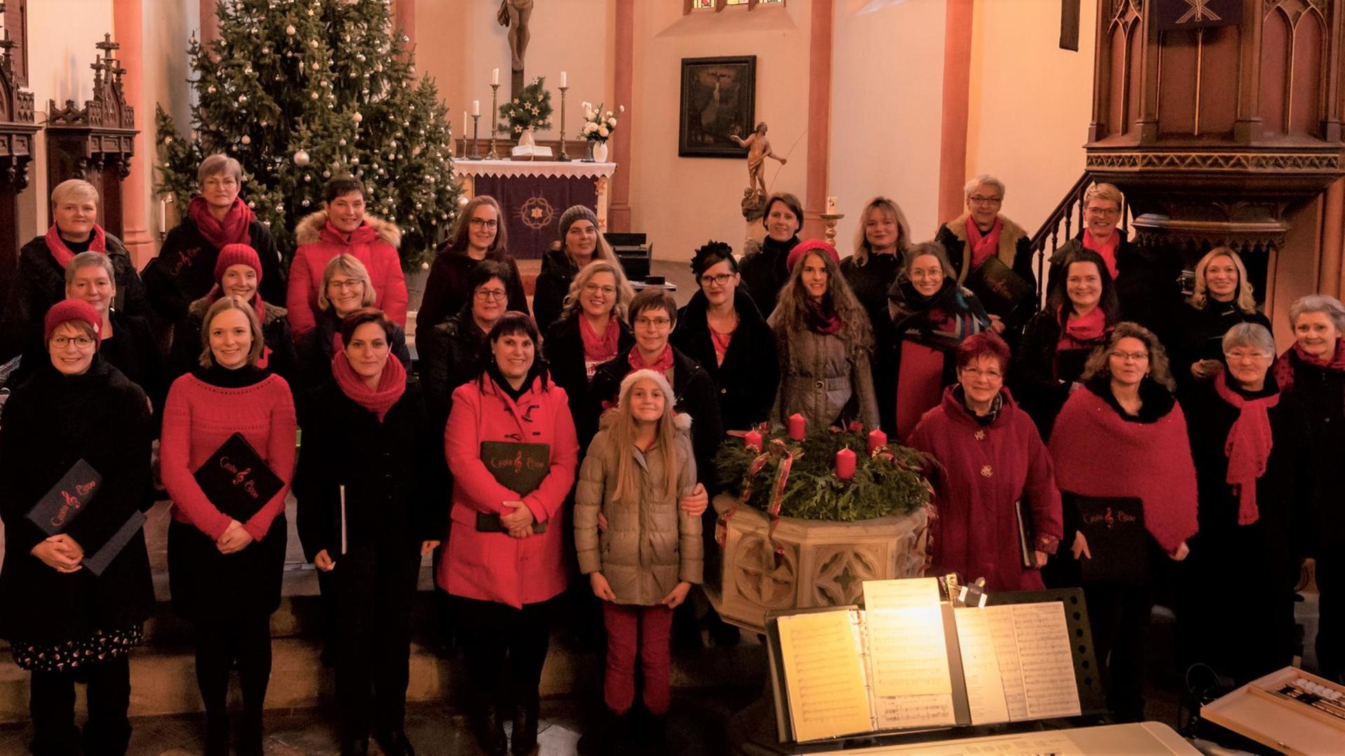 Ein Gruppenbild des Chores in einer Kirche. Ein Gruppenbild des Chores in einer Kirche.