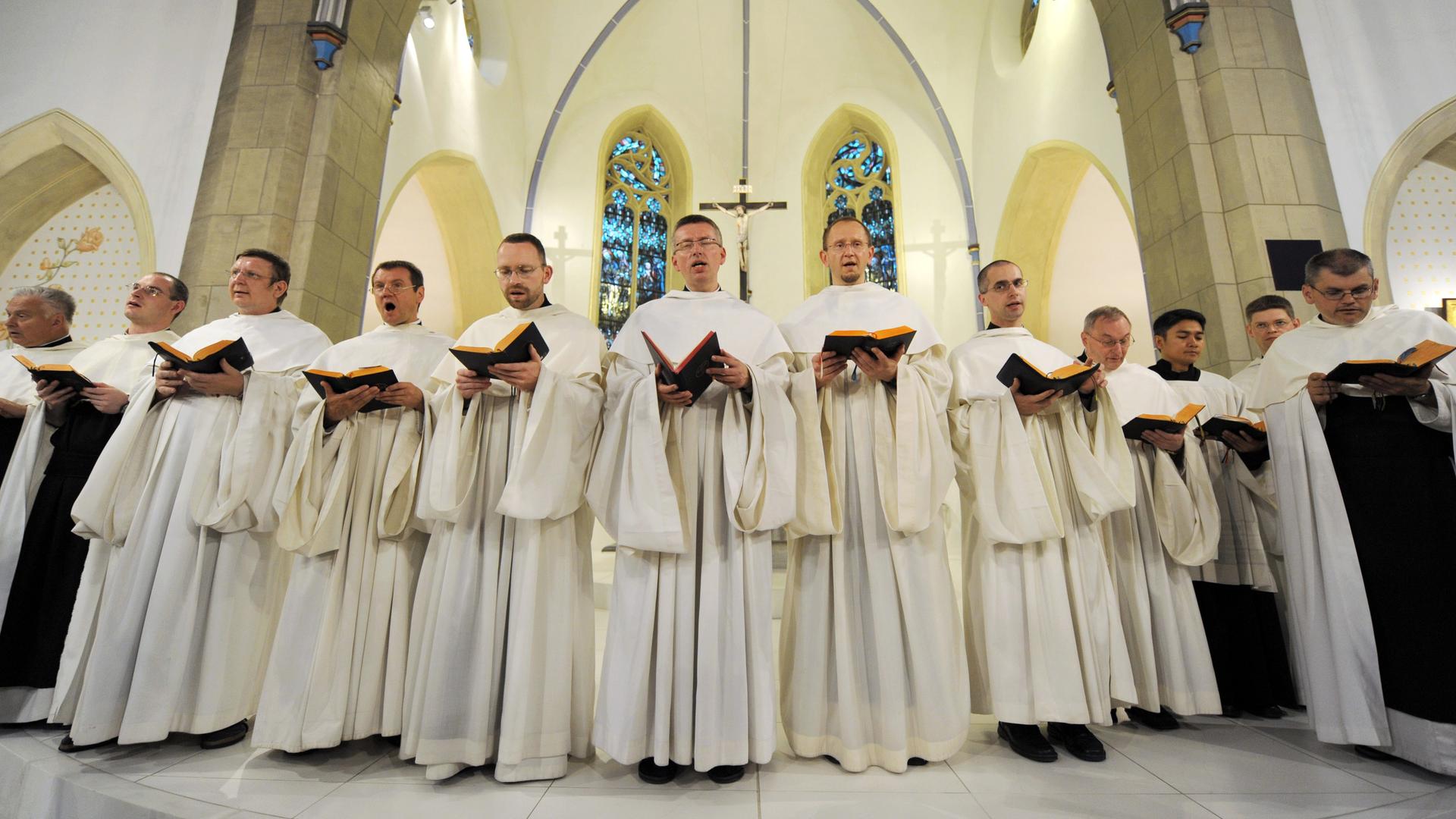 Zisterzienser-Mönche vom Kloster Heiligenkreuz im Wienerwald singen in einer Kapelle des Klosters in Bochum-Stiepel gregorianische Choräle.