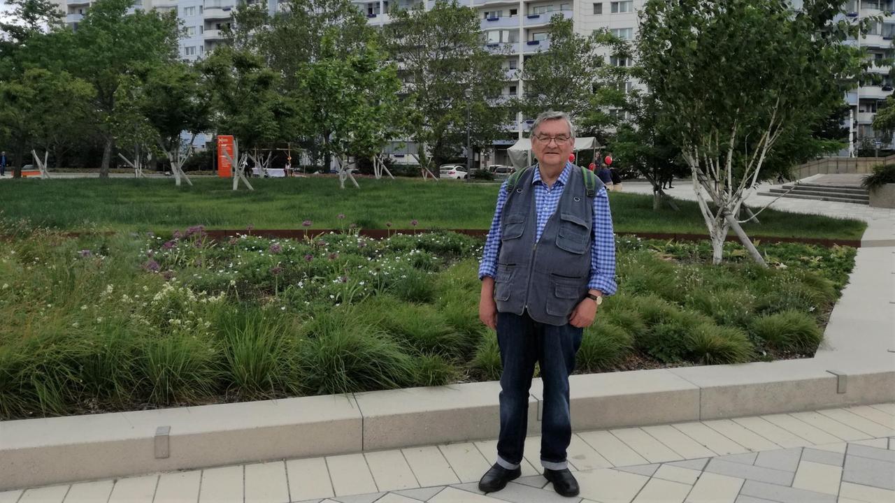 Der Berliner Rentner Torsten Preußing blickt vor einem Plattenbaublock in Marzahn in die Kamera. Der Berliner Rentner Torsten Preußing blickt vor einem Plattenbaublock in Marzahn in die Kamera.
