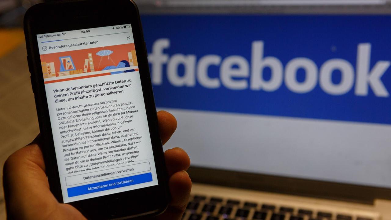 Facebook erklärt auf einem Smartphone-Display, wie es nach EU-Recht besonders geschützte persönliche Daten verwendet, um Inhalte zu personalisieren, und bietet zur Auswahl die Optionen "Akzeptieren und fortfahren" oder "Dateneinstellungen verwalten". Facebook erklärt auf einem Smartphone-Display, wie es nach EU-Recht besonders geschützte persönliche Daten verwendet, um Inhalte zu personalisieren, und bietet zur Auswahl die Optionen "Akzeptieren und fortfahren" oder "Dateneinstellungen verwalten".