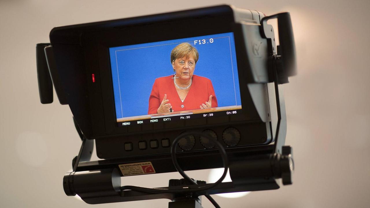 Bundeskanzlerin Angela Merkel auf dem Display einer Kamera bei einer Pressekonferenz. Bundeskanzlerin Angela Merkel auf dem Display einer Kamera bei einer Pressekonferenz.